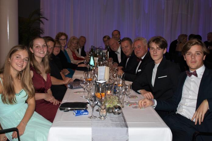 Junge Gäste an der Festtafel auf dem Lionsball